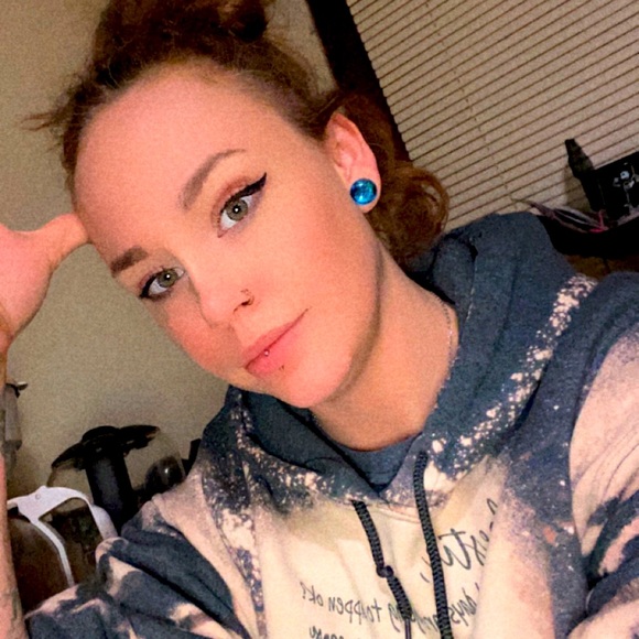 Meet your Posher, Stephie - Picture 1 of 6